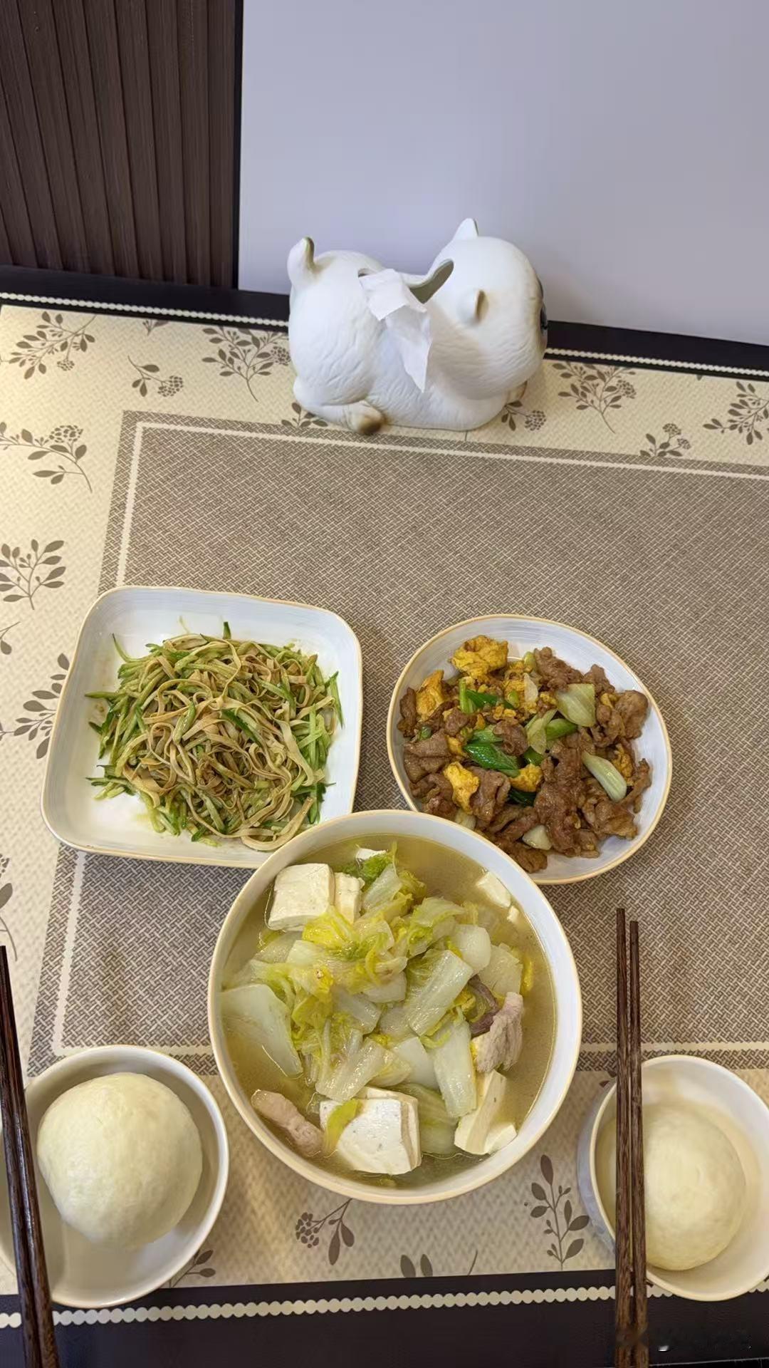 哪天去闺女新家吃顿饭，这丫头饭做的真不赖，看着干净又有食欲，关键是不怕麻烦。比我