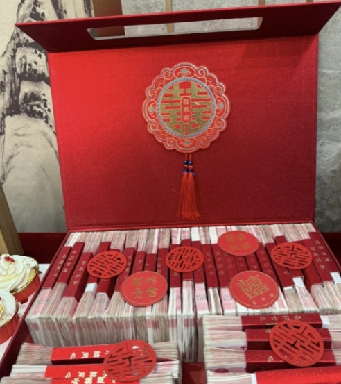 网友女儿订婚要28万彩礼，少一分都不行，还得有三金。男方家来商量说给20万行不行
