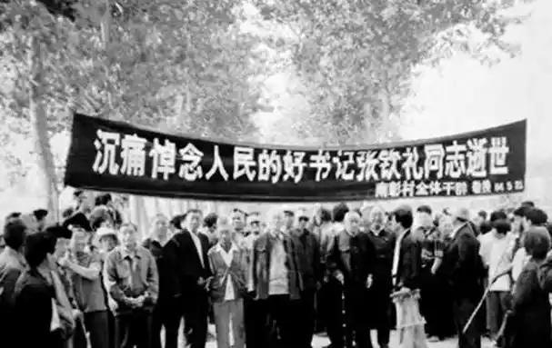 2004年5月，郑州通往兰考的国道上挤满了人。这段平时几个小时就能走完的路，那天