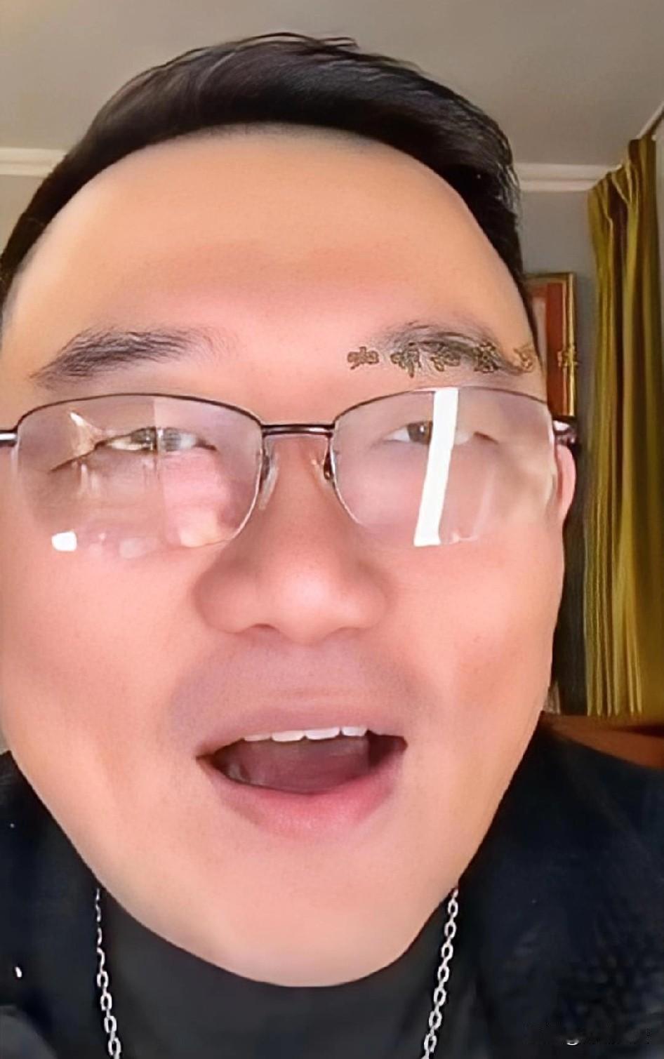 这么大一个网络，怎么就容不下一个郑好呢。他是骂人了还是低俗了。他不就是讲讲故事