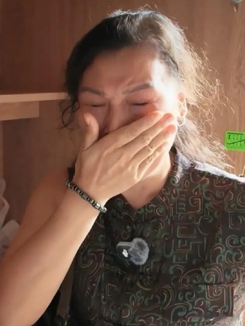 把我也看哭了！湖南妈妈跨越千里送儿子进浙大，675分学霸的宿舍里，她忙前忙后一声