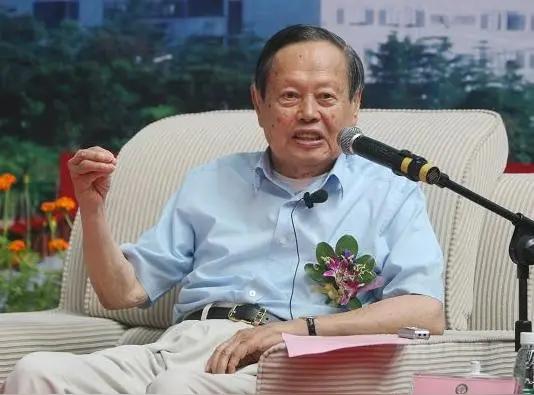 尽管杨振宁德才兼备、功勋卓越,这是铁的事实,但这并不能阻止某些人对他抹黑造谣、攻