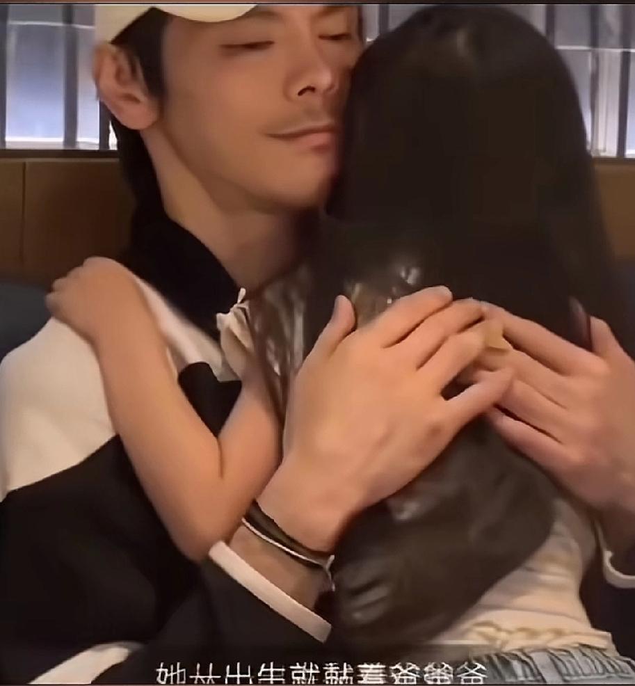 原来是真的女儿全程在向佐怀里撒娇，郭碧婷跟朋友说:“这是常态，她从出生就粘着爸