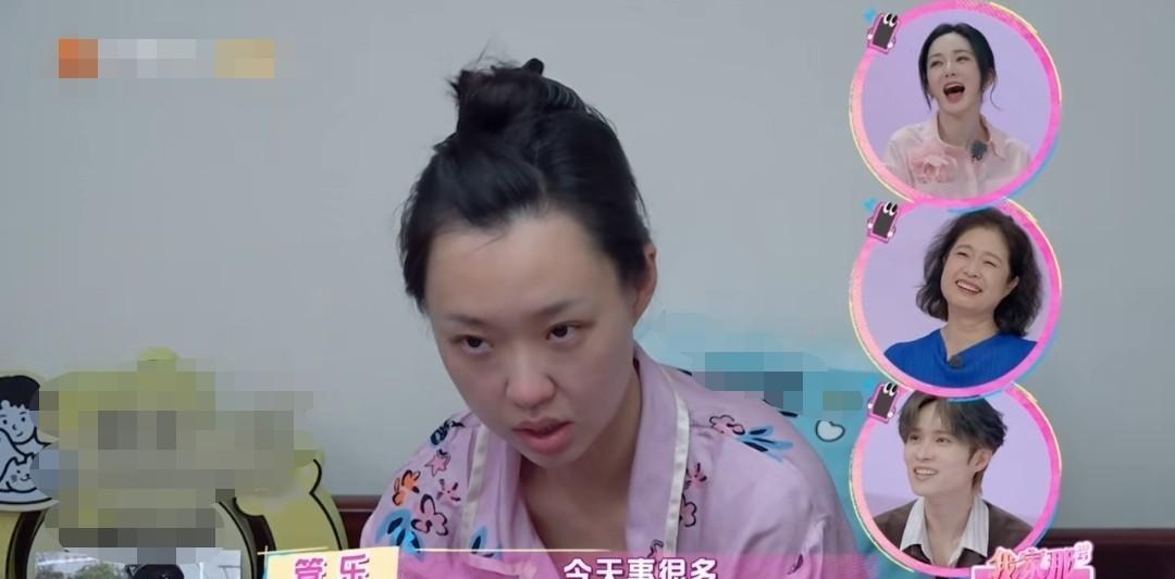 管乐对妈妈说：“我觉得你应该走出去，打开自己。不要每天在家刷手机，这不是你这个年