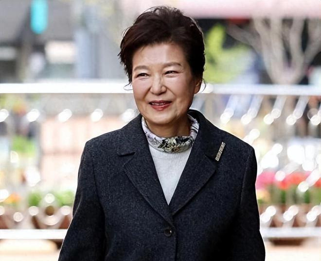朴槿惠住25亿别墅不退休金谁能想到，堂堂韩国前总统，72岁高龄，出狱