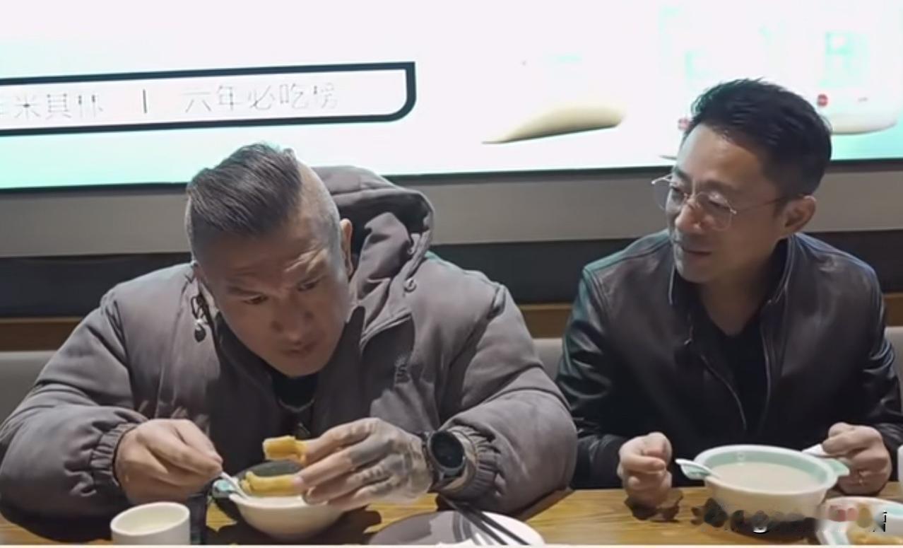 不出意外，还是出意外了，汪小菲带馆长去喝北京豆汁，结果馆长原地扛飞机就回台湾