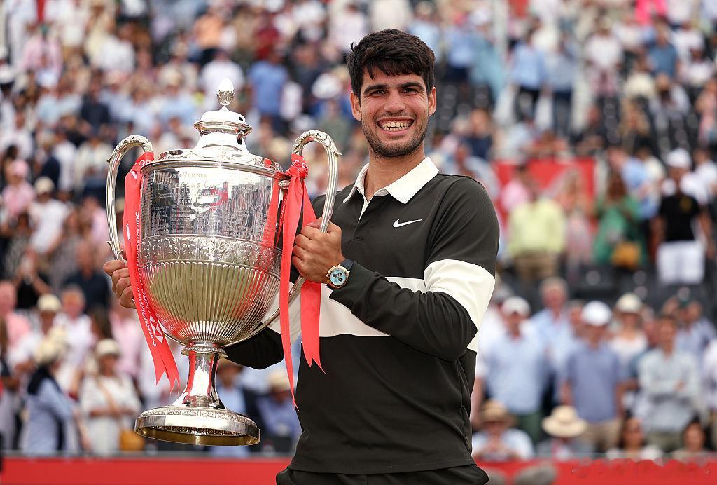 本周两站ATP500草地赛冠军归属如下，送上他们的捧杯图🏆📍英国·伦敦——