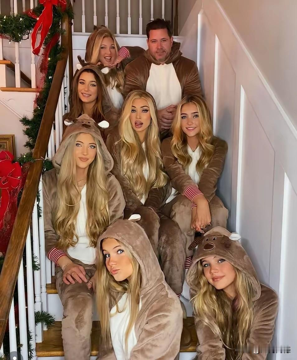 这漂亮的七个女孩，简直就是七个仙女，金发碧眼，异常的迷人，和他们站在一起的这个男