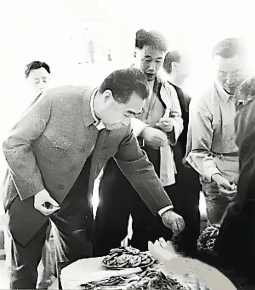 很多人只知道总理能喝酒，却不懂他每一次喝醉，背后全是情义与家国刷到别划走，