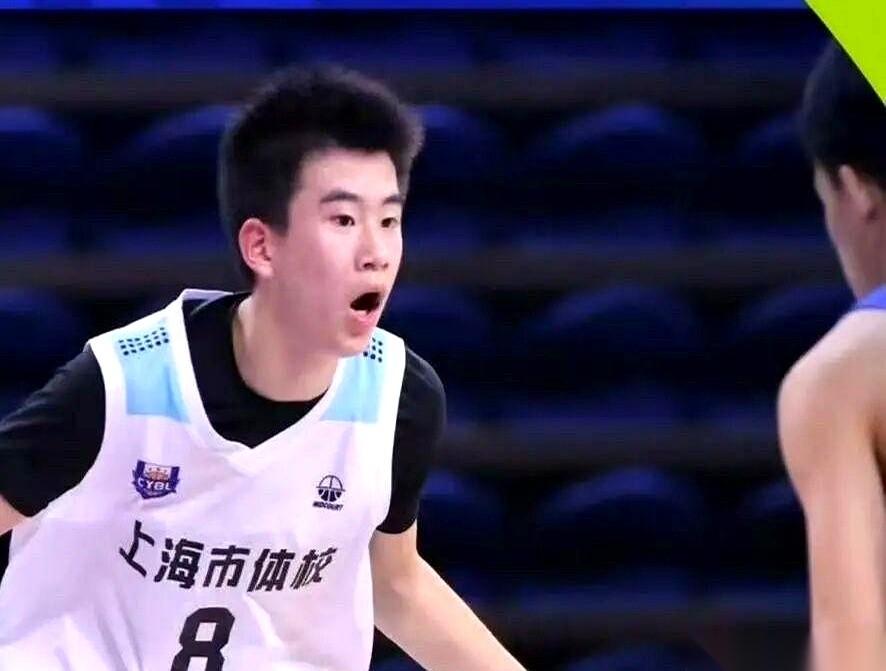广东宏远又出手了。这一次，他们的合同直接递到了上海青训的心腹地带，签下了一个狠