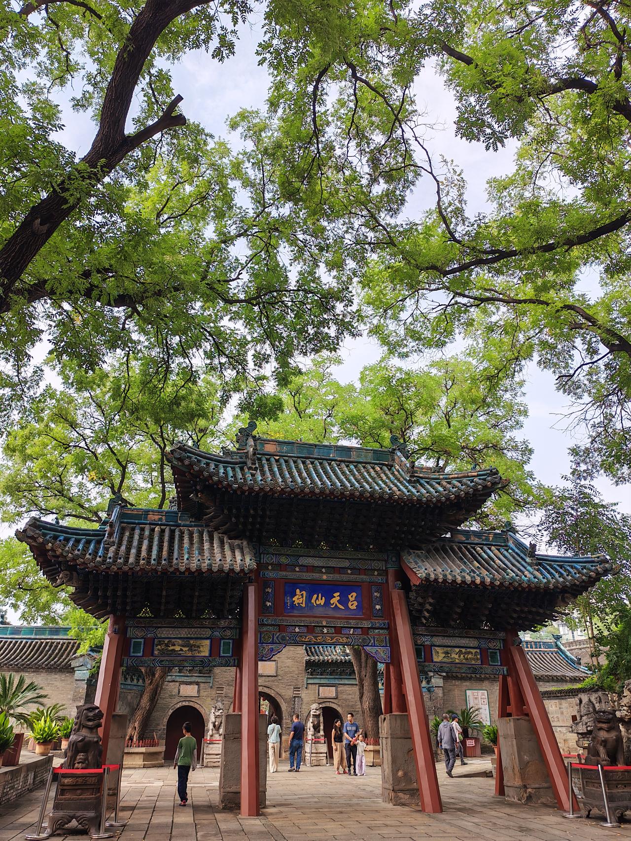 太原纯阳宫，游客不少。免费导游讲得真好，不敷衍。