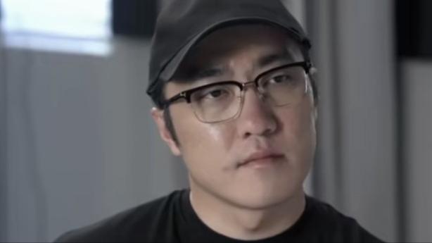 王自如被限高坐绿皮火车昔日数码圈顶流蹲在过道啃面包,皱巴巴的T恤配旧电脑包,