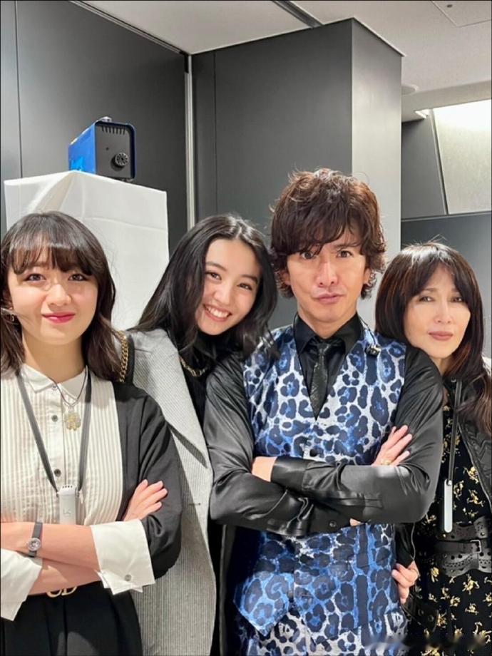 木村拓哉53岁生日全家福，俩女儿近照里那颜值，随便往镜头前一站都是焦点，这就是“