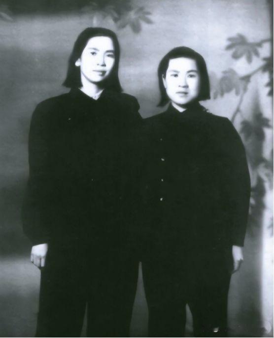 姐姐贺子珍(左侧)，是毛主席的夫人，妹妹贺怡，是毛主席的弟弟毛泽覃的夫人；姐姐