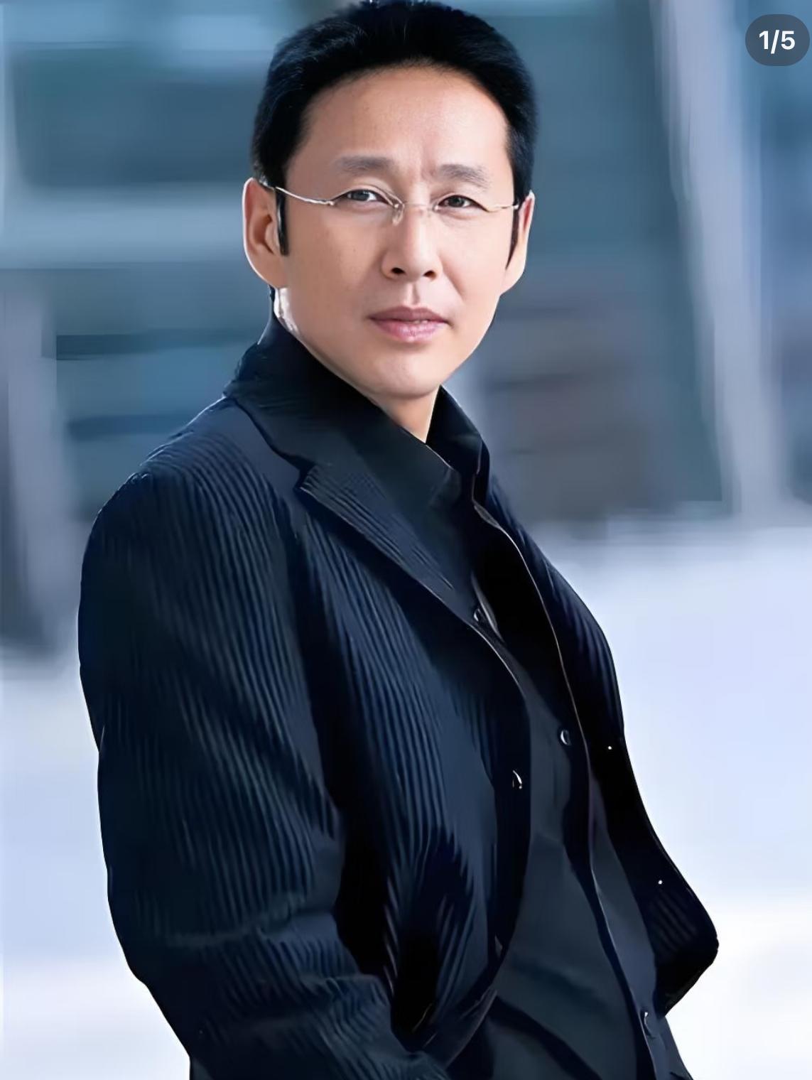 陈道明说：“当你接触的人越多，就会发现：舍不得吃舍不得穿，抠搜一辈子反而过不
