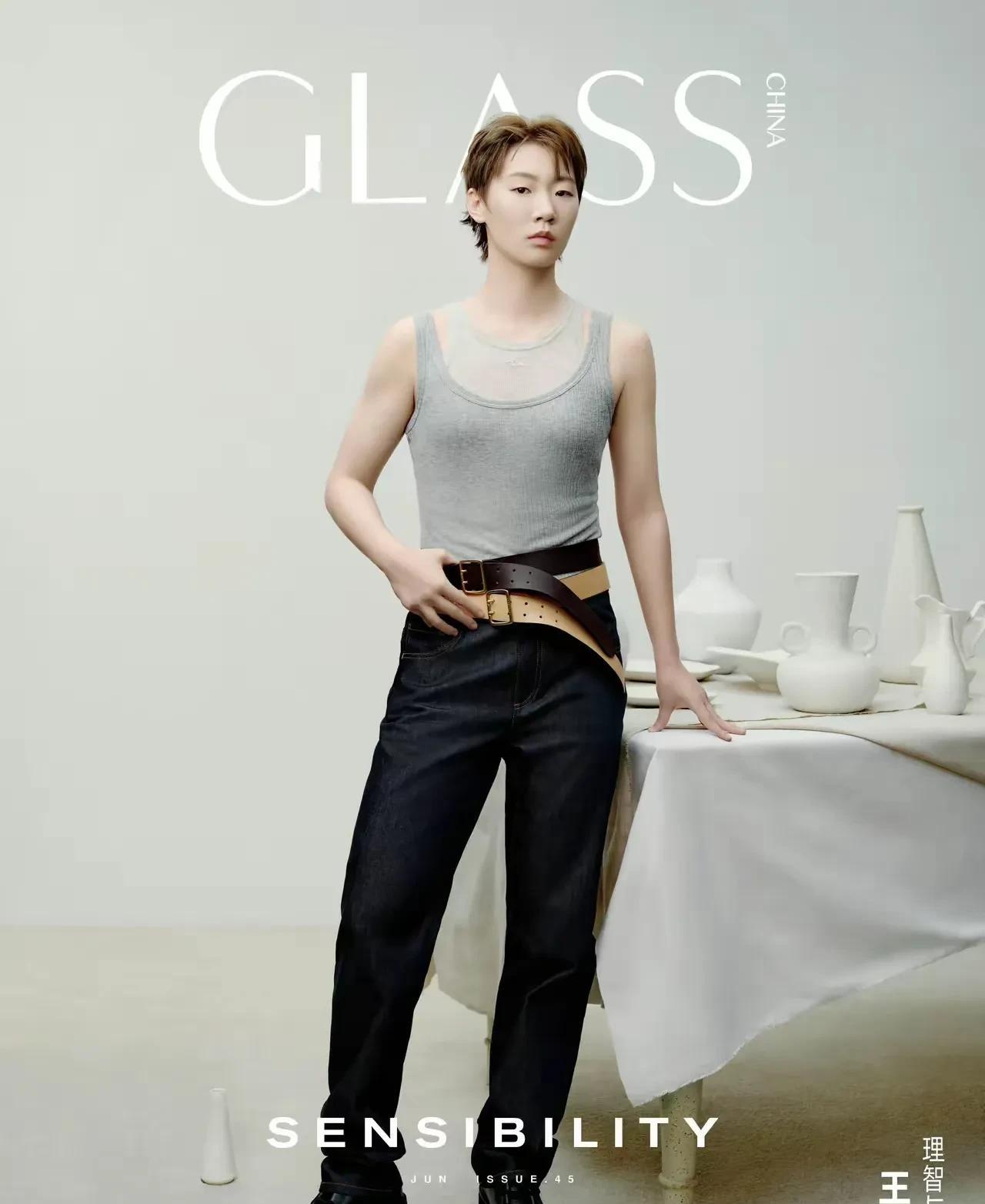 王曼昱上Glass六月刊封面，越来越有模特范儿。王曼昱现在人气很旺，各种代