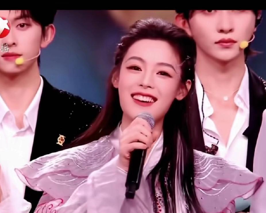 陈丽君和肖战在春晚同框，这“女版肖战”的名号，真的不是网友瞎起哄吗？一个是越剧
