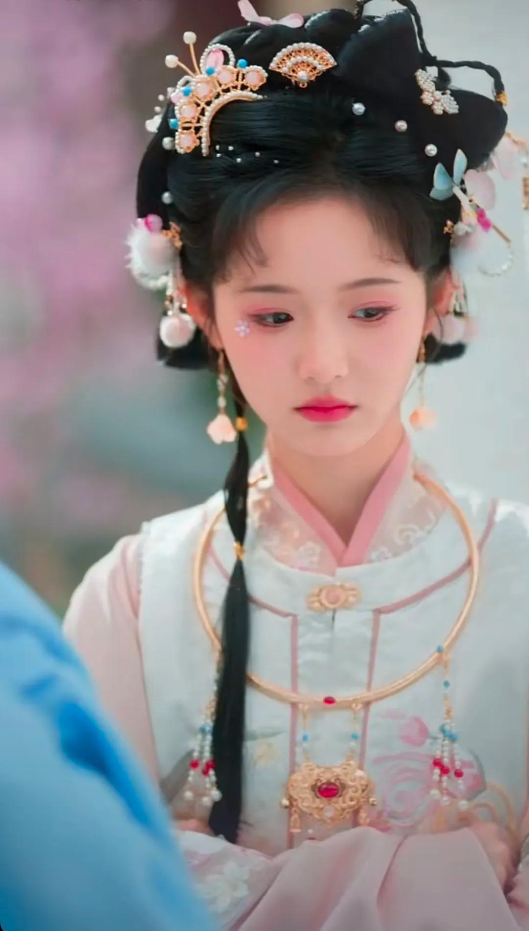 短剧圈更新速度快，女主们颜值演技双在线，“卷”得厉害。这里面的“十三钗”个个手握