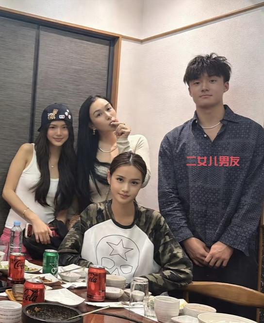 56岁钟丽缇和家人现身韩国首尔一间餐馆吃饭，二女儿男友也罕见露面。钟丽缇的状态超