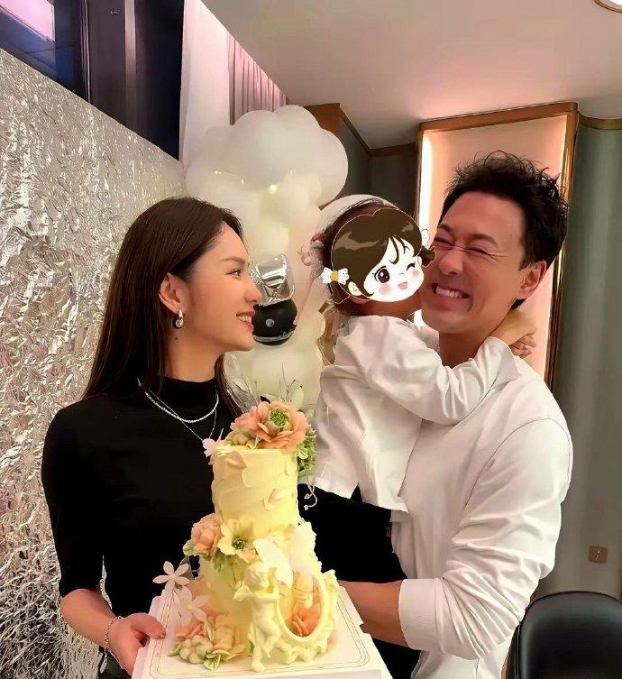林峯自己恐怕都没想到吧，演唱会没火，一个动作却火了！以前拍戏搂搂抱抱都不带脸红