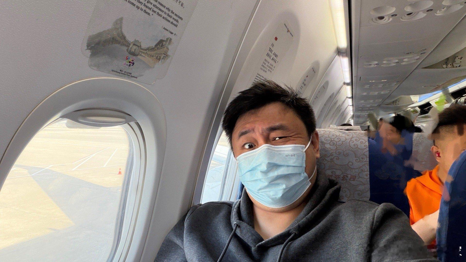 啊哈哈哈哈！坐飞机最开心的事情是啥？是你的后排坐了天津一家三口人‼️落座到现在1