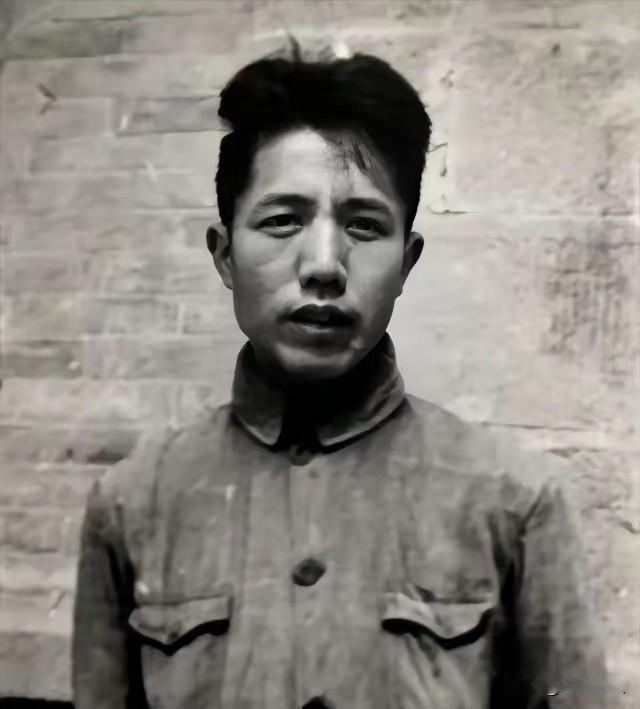 1980年，作家周扬回乡探亲，顺道去看前妻吴淑媛墓。谁料，半路突然雷雨倾盆，顿感