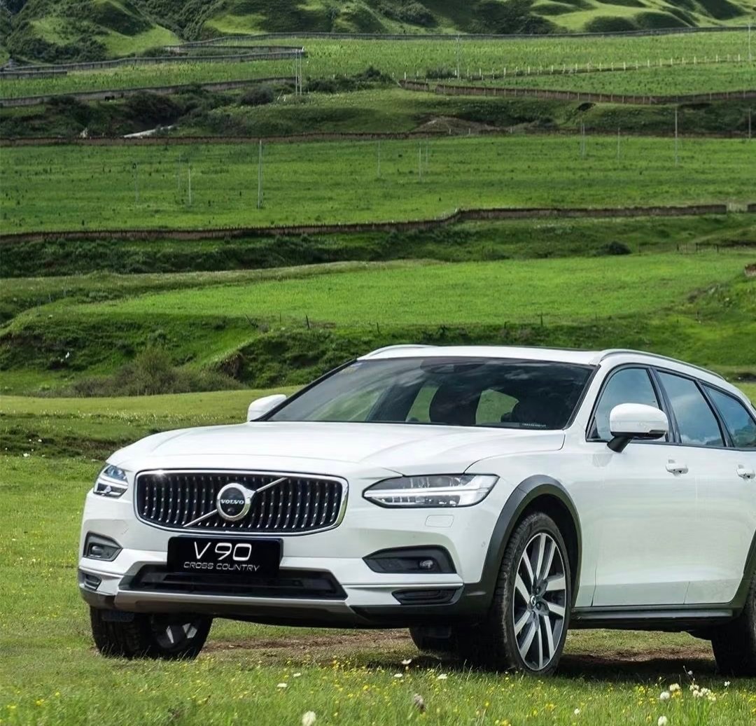 法拉利849之前，我非常讨厌带黑边轮眉的车，一方面是很多黑边轮眉本来是防剐蹭的设