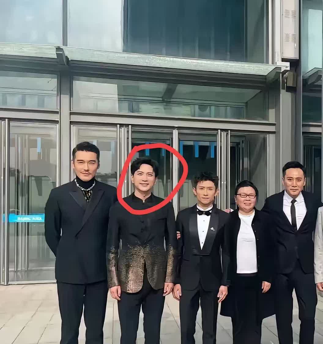 胡乒旁边的是谁，看着很眼熟，就是说不出名字来！