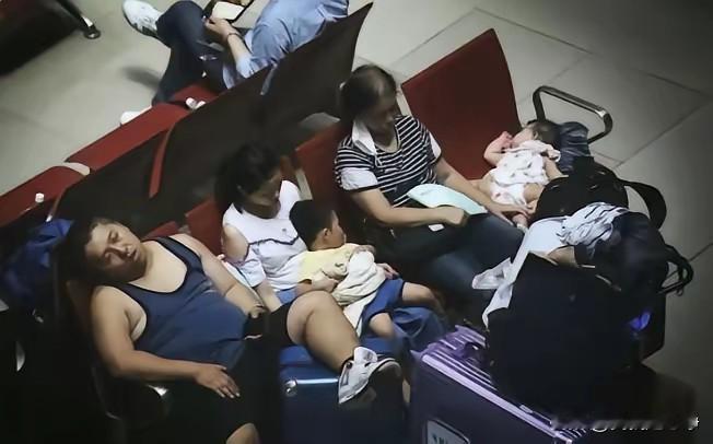 来时候好好的，回不去了！这是最新的一组日本机场的照片，很多中国的游客在机场滞留