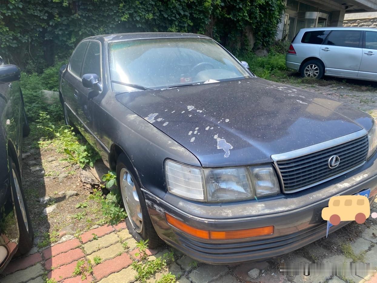 不知道谁家的两台破轿车，在小区路边停放了18年我家搬来这个小区已经有1