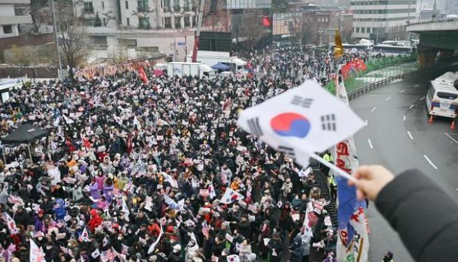 中国驻韩大使馆被砸，韩国警察冷眼旁观，李在明为何选择“沉默”“鸡蛋、石头、喷漆