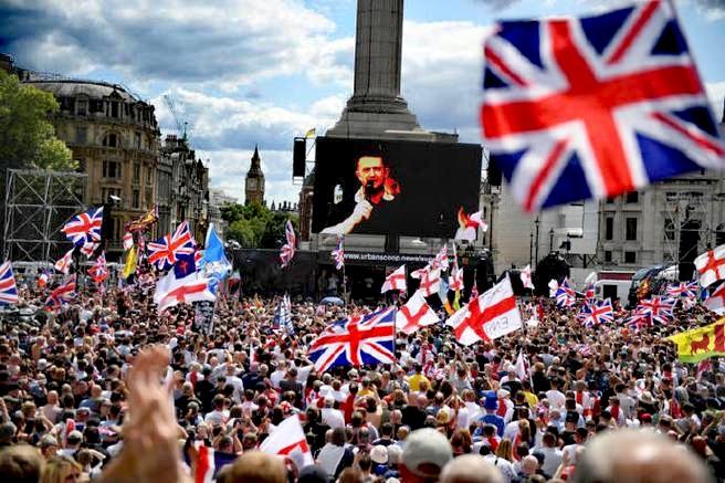 英国伦敦街头上演一场声势浩大的“民主秀”，这无疑是西方“自由民主”制度溃烂的又一