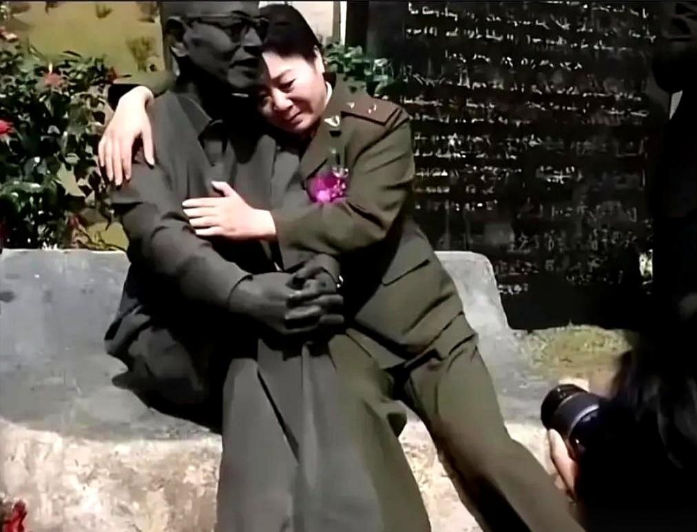 1997年，那座刚落成的陈景润铜像前，他妻子由昆来了。她穿着一身笔挺的军装，没