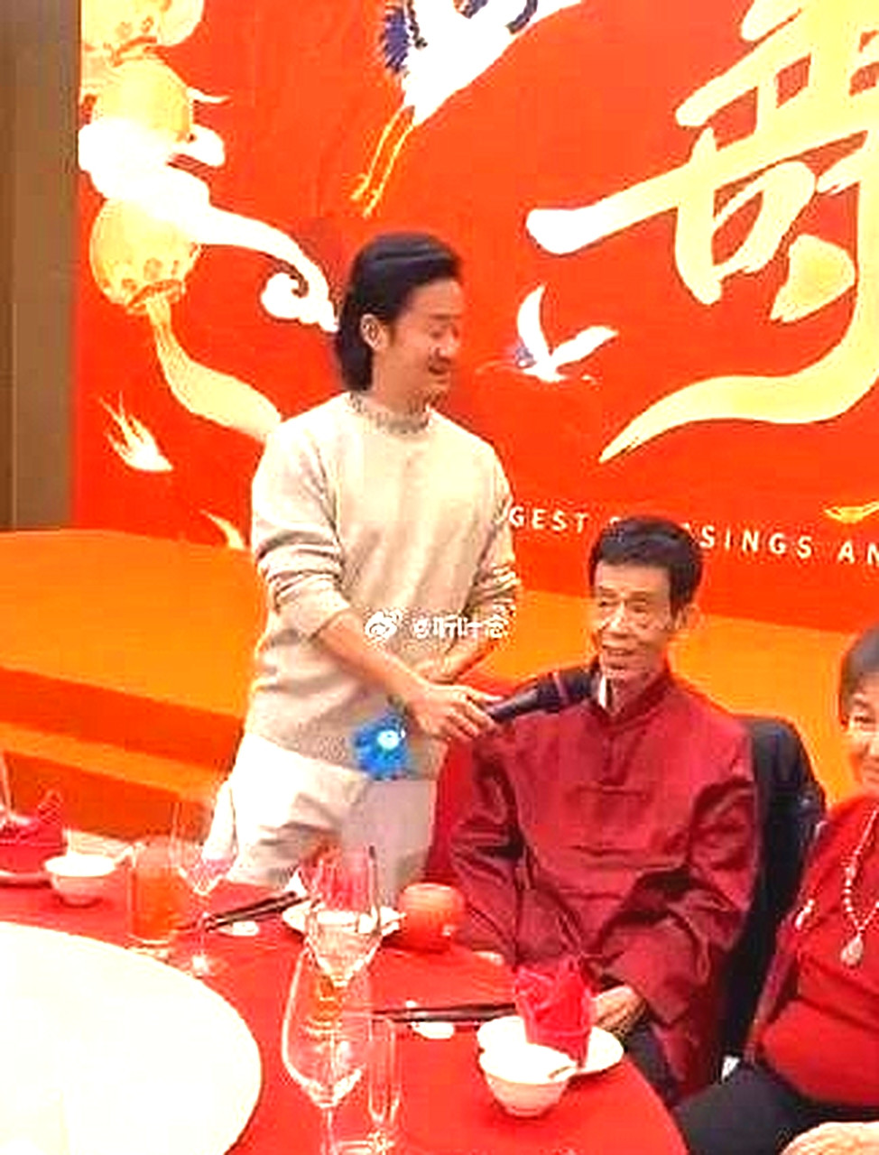 吴京家宴曝光！父亲80大寿不摆茅台摆大窑，这波情怀营销太顶了