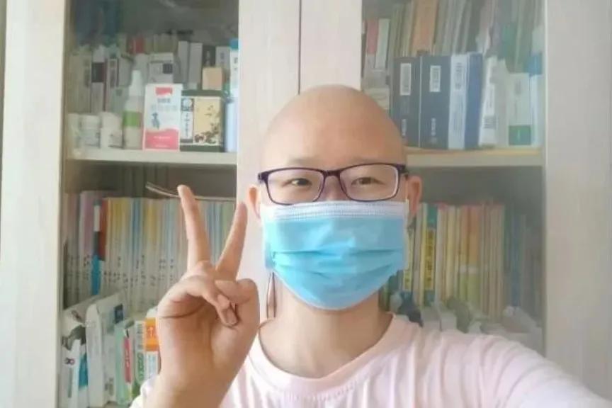 痛心！2019年，河北一癌症女孩在病房里对着亲戚朋友怒吼：“我凭什么就该死？”亲