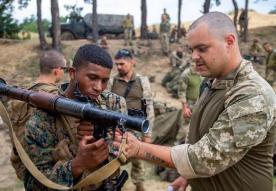 为什么俄罗斯放着几十万的正规军不用，却大量使用雇佣兵？其实俄罗斯不是放着几十万正