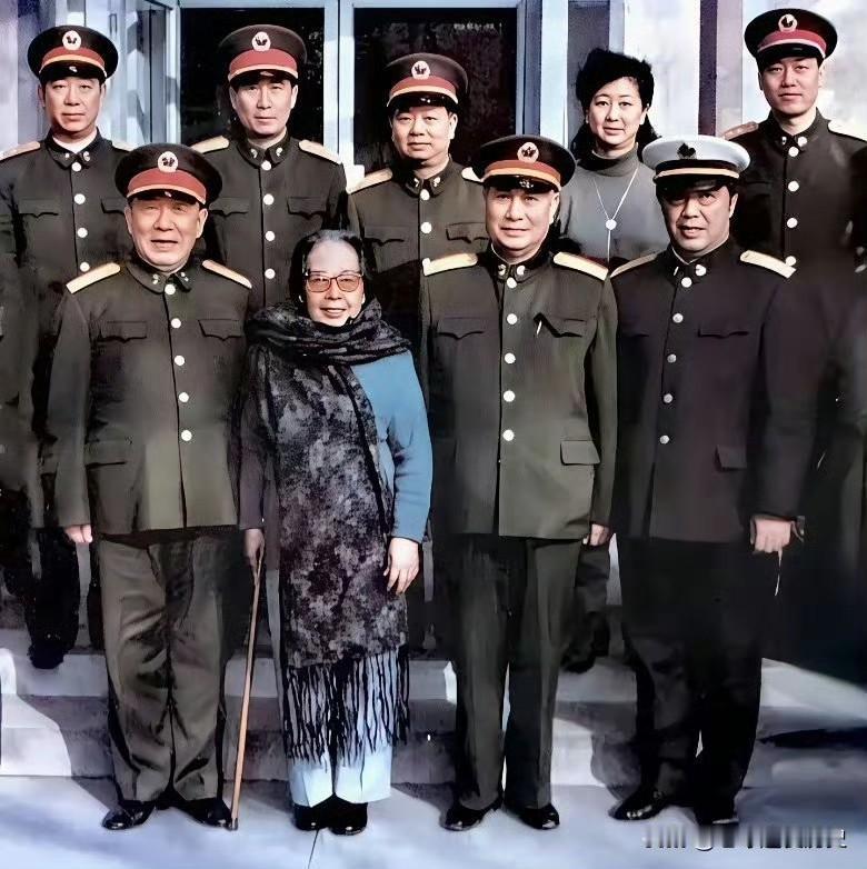 这张合影里，站在一众开国将领中间的女士，是贺龙元帅的夫人薛明。照片拍摄于199