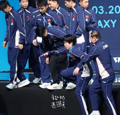 太心疼了！王楚钦下台阶是体能教练扶着下来的。王楚钦夺得澳门世界杯单打冠军，4