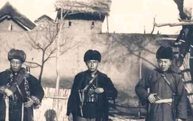1947年，地下党员汪戈被捕，中统正要用刑，李茂堂却推门进来，先对汪戈使了一个眼