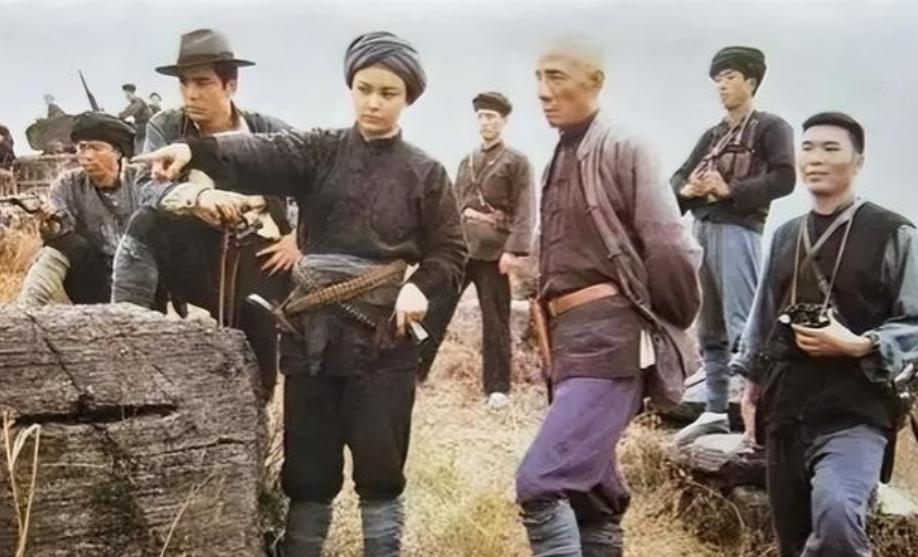 1950年，解放军24名精英战士深入大瑶山，搜捕黄埔军校巨匪甘兢生，但苦苦
