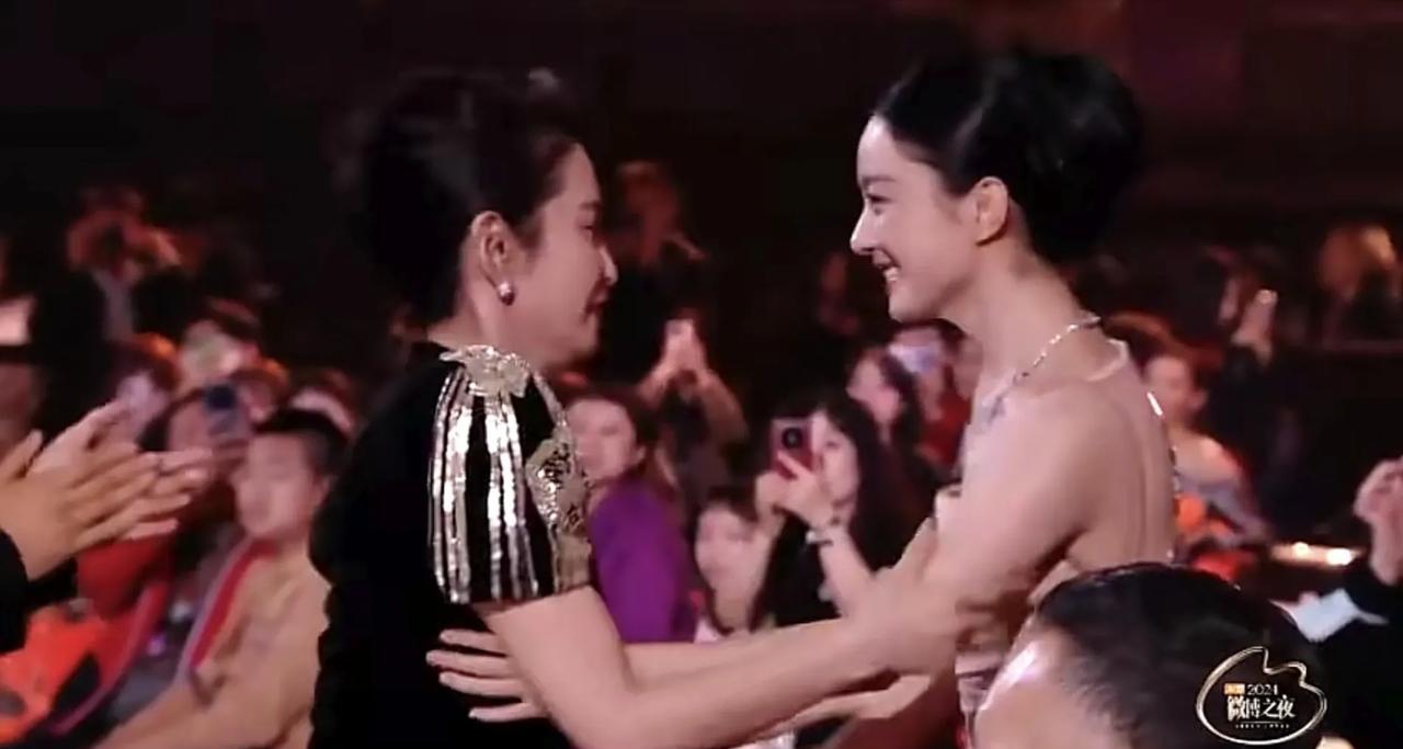 同样是“微博Queen”，赵丽颖与杨幂的待遇，竟呈现出冰火两重天的反差。去年，