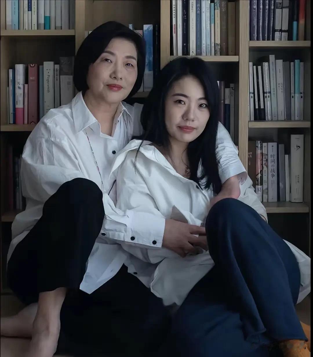 韩寒和蒋方舟当年的争议，压根就不是一回事，完全没法放一块比！以前不少人总把韩寒