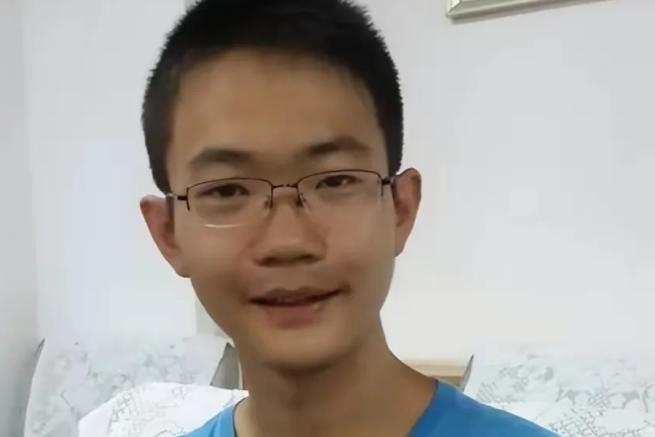 2016年，甘肃一名学生胡明源，语文课几乎不认真听，沉迷游戏到深夜，却在高考中拿