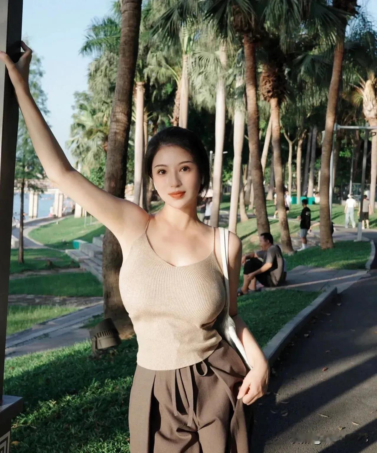 绿树阴中倚，红妆映日娇。