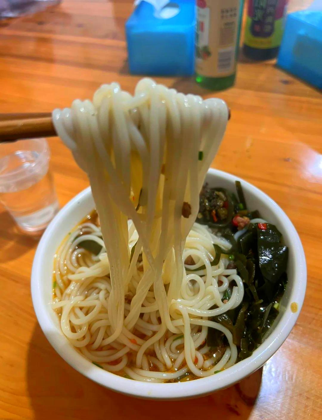 端午发源地之一，湖南汨罗早餐吃什么？湖南汨罗早餐：1、现炒码子米线、铁六处香
