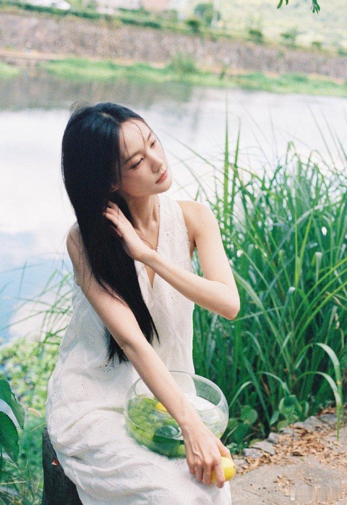 李一桐顶光的神李一桐真是天生的镜头精灵！写真里她时而嘟嘴卖萌，时而眨眼放电，每