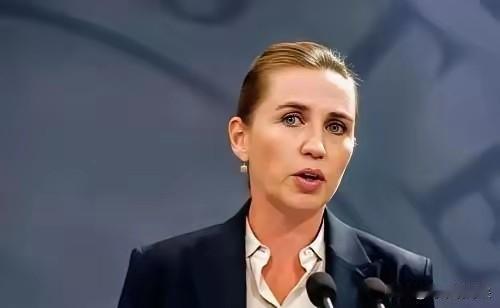 丹麦女首相成了彻彻底底的小丑。特朗普威胁武力夺取格陵兰岛，丹麦慌了，欧洲盟友
