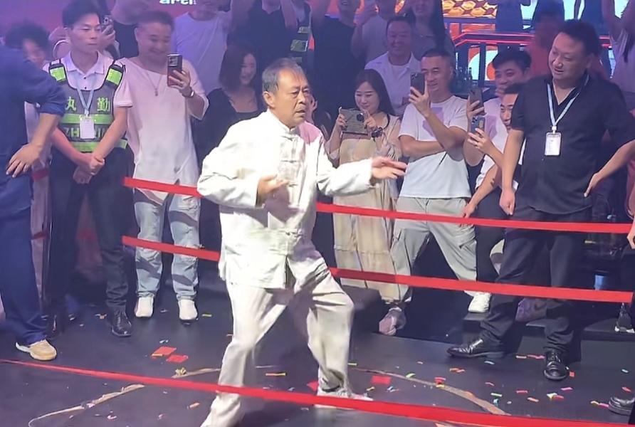 下联：抗揍不讹人横批：活宝