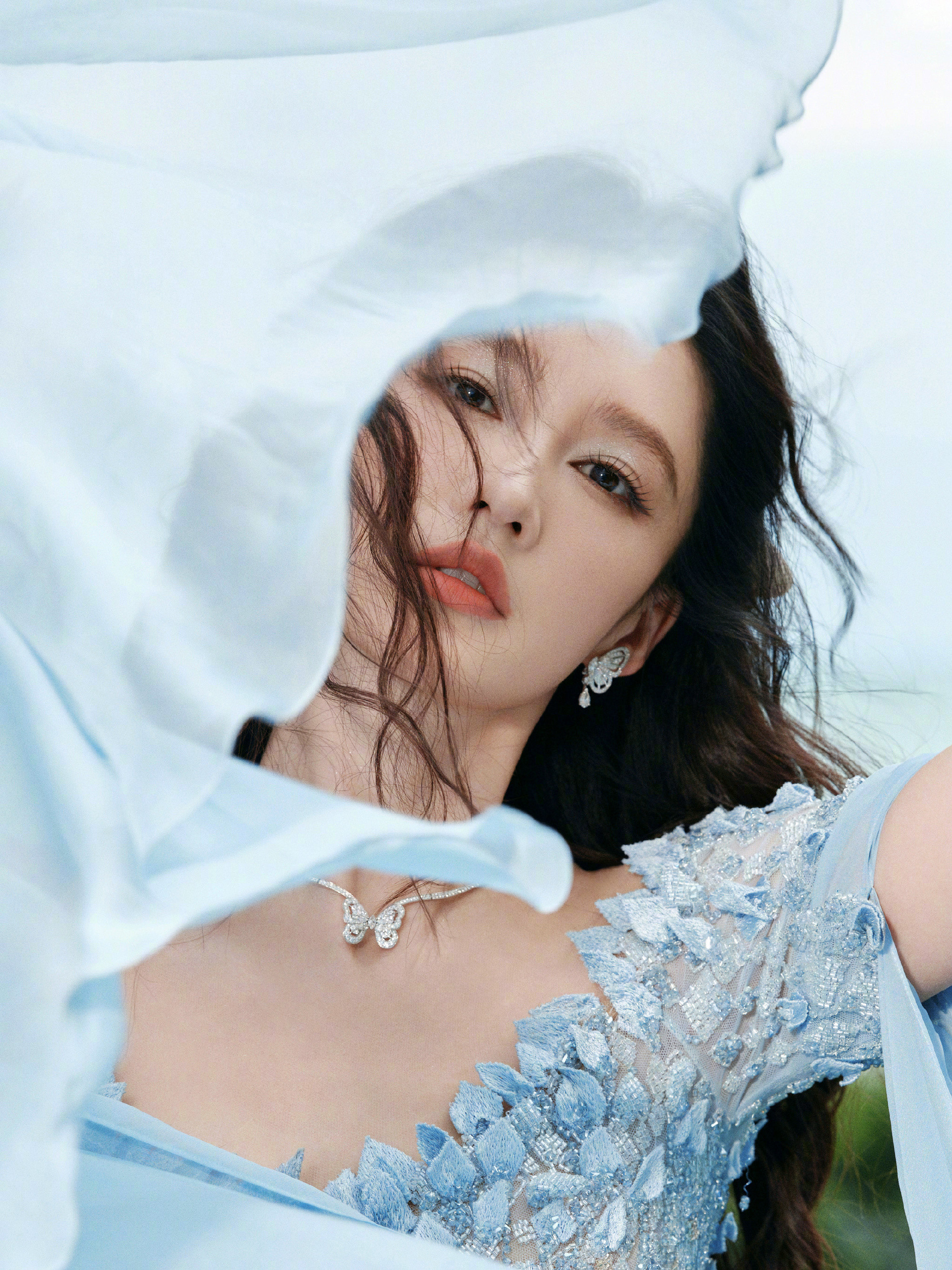 李沁，蓝色纱裙高跟美腿，优雅柔美姿态。李沁