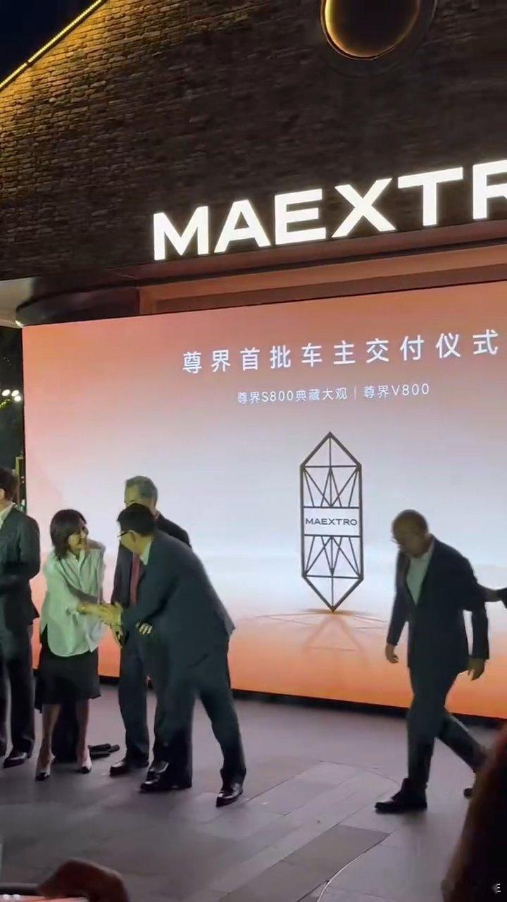 余承东上海交付新车刷到好多现场片段，演艺圈商界人士纷纷到场，国产百万级车型，已
